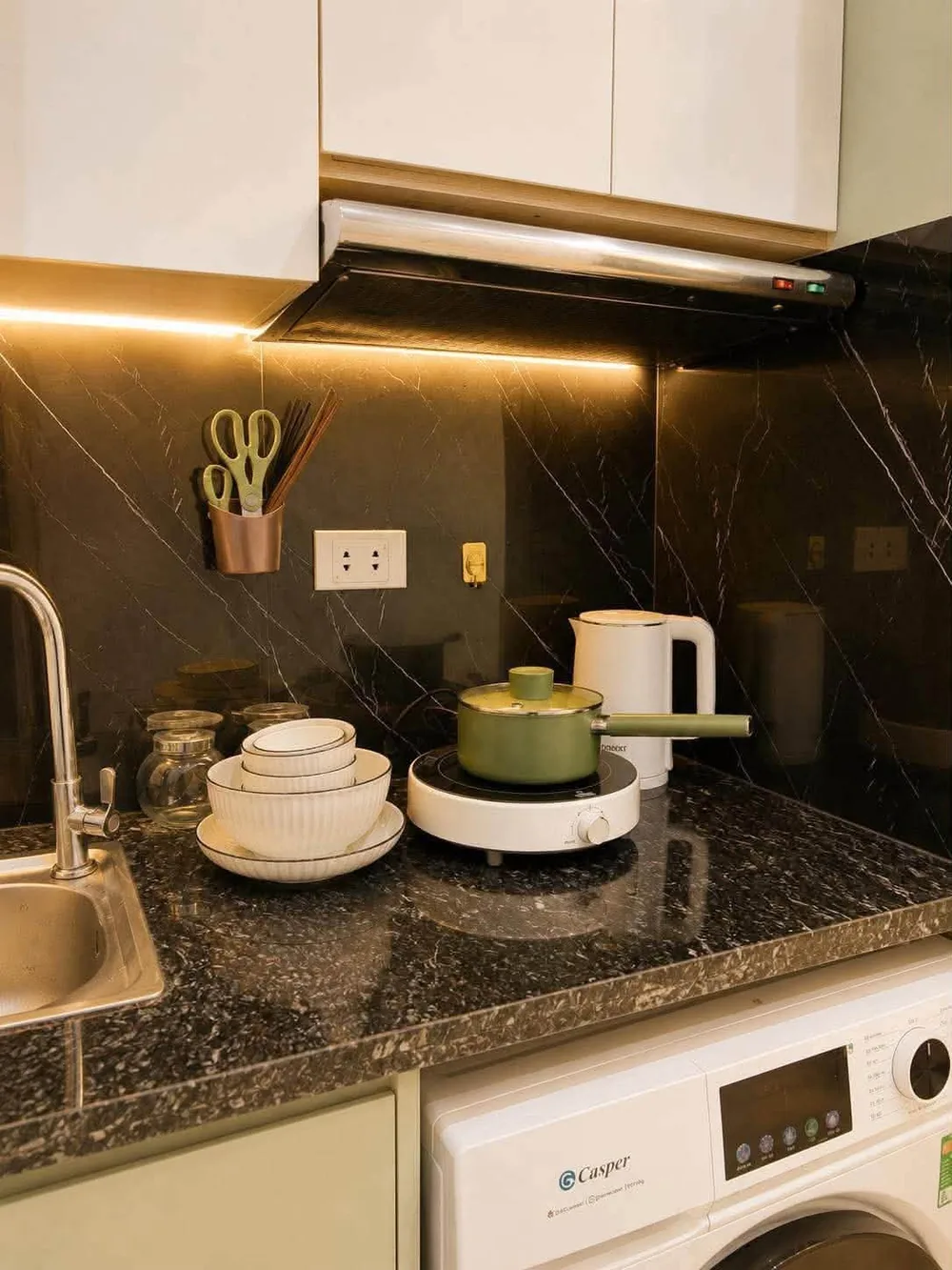 Bếp đá đen có nồi và cốc, phòng Quan Nhân 602