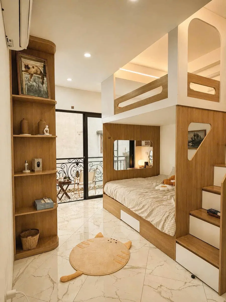 Phòng Trường Chinh 501: gác gỗ, giường ga be, thảm mèo