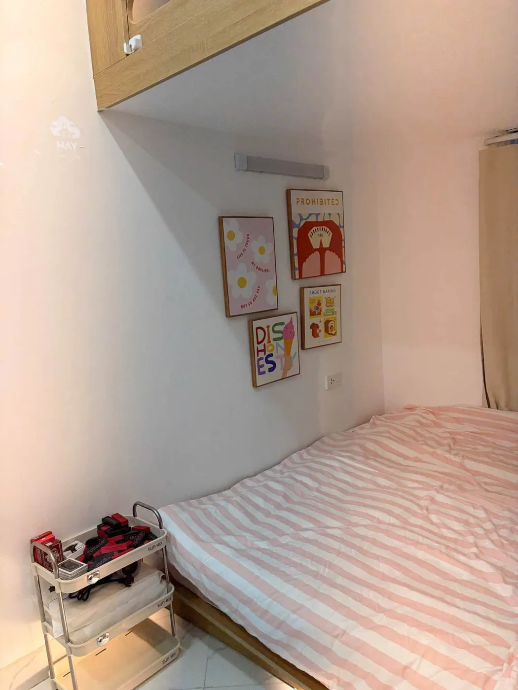 Phòng Quan Nhân 601: giường ga hồng dưới gác gỗ