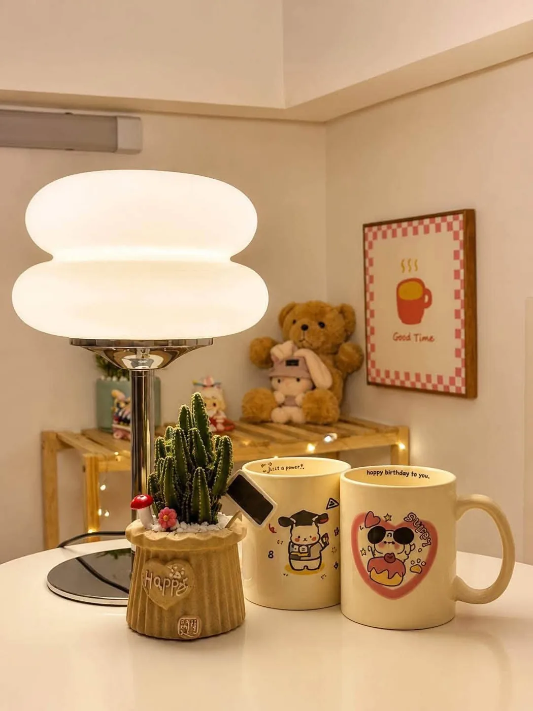 Phòng Quan Nhân 601: góc bàn: đèn nấm, cốc, gấu bông
