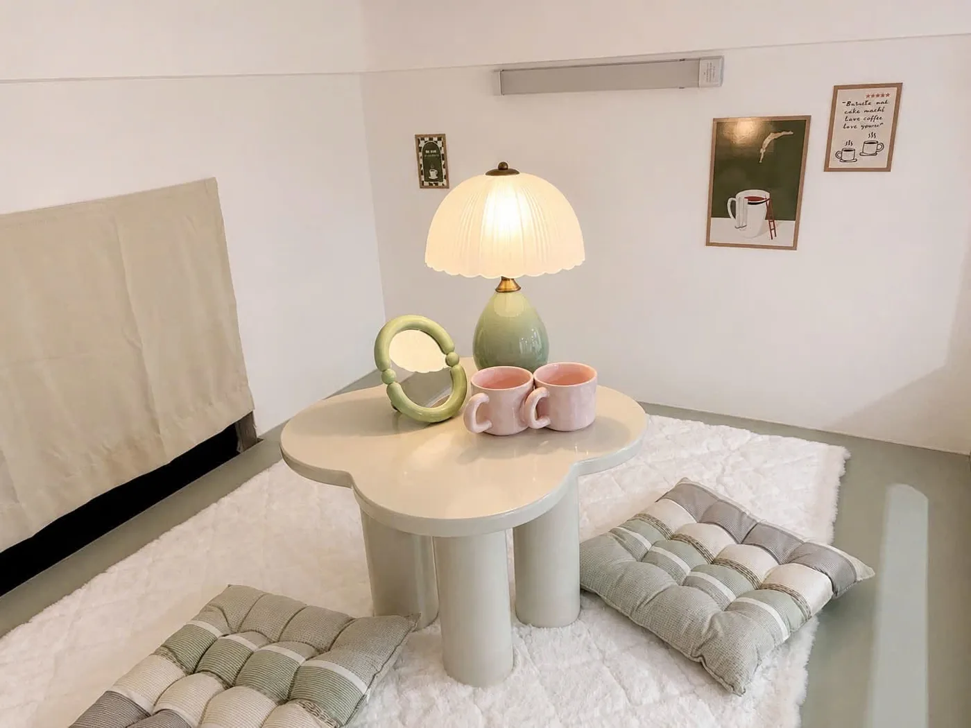 Phòng Quan Nhân 602: bàn trà xanh, đèn, cốc hồng