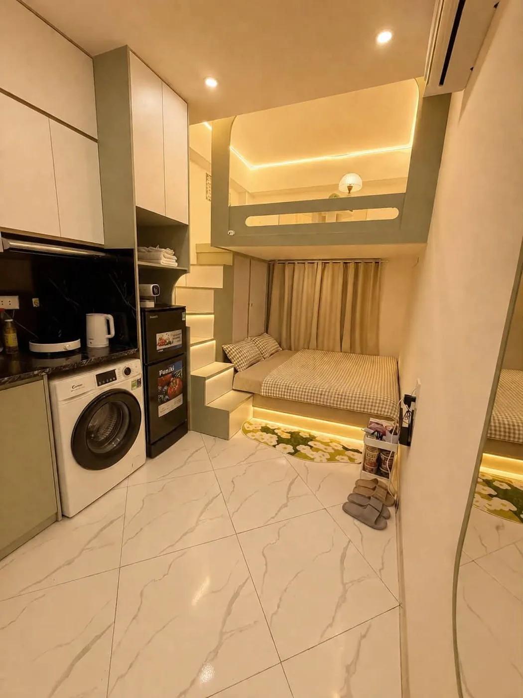 Phòng Quan Nhân 602: từ cửa nhìn vào: bếp, máy giặt, giường