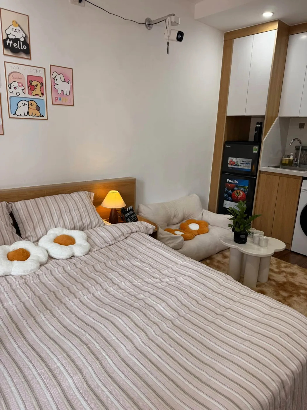 Phòng Trường Chinh 201: giường gỗ, cửa sổ, sofa lười