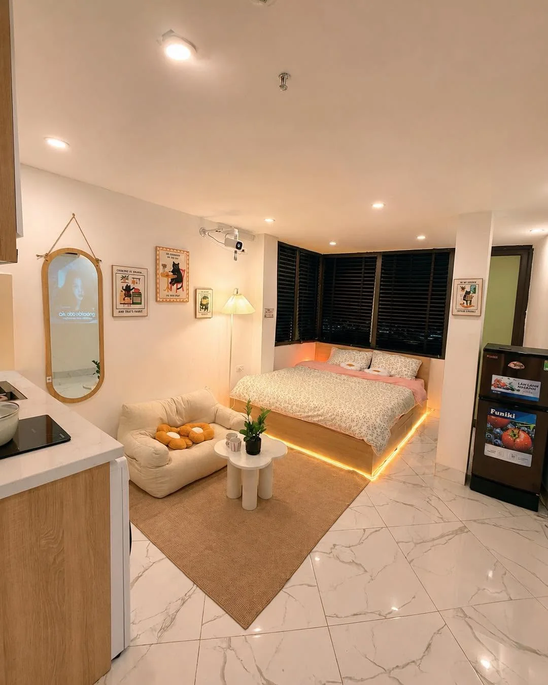 Phòng Trường Chinh 701: studio sàn đá, sofa lười, đèn cây