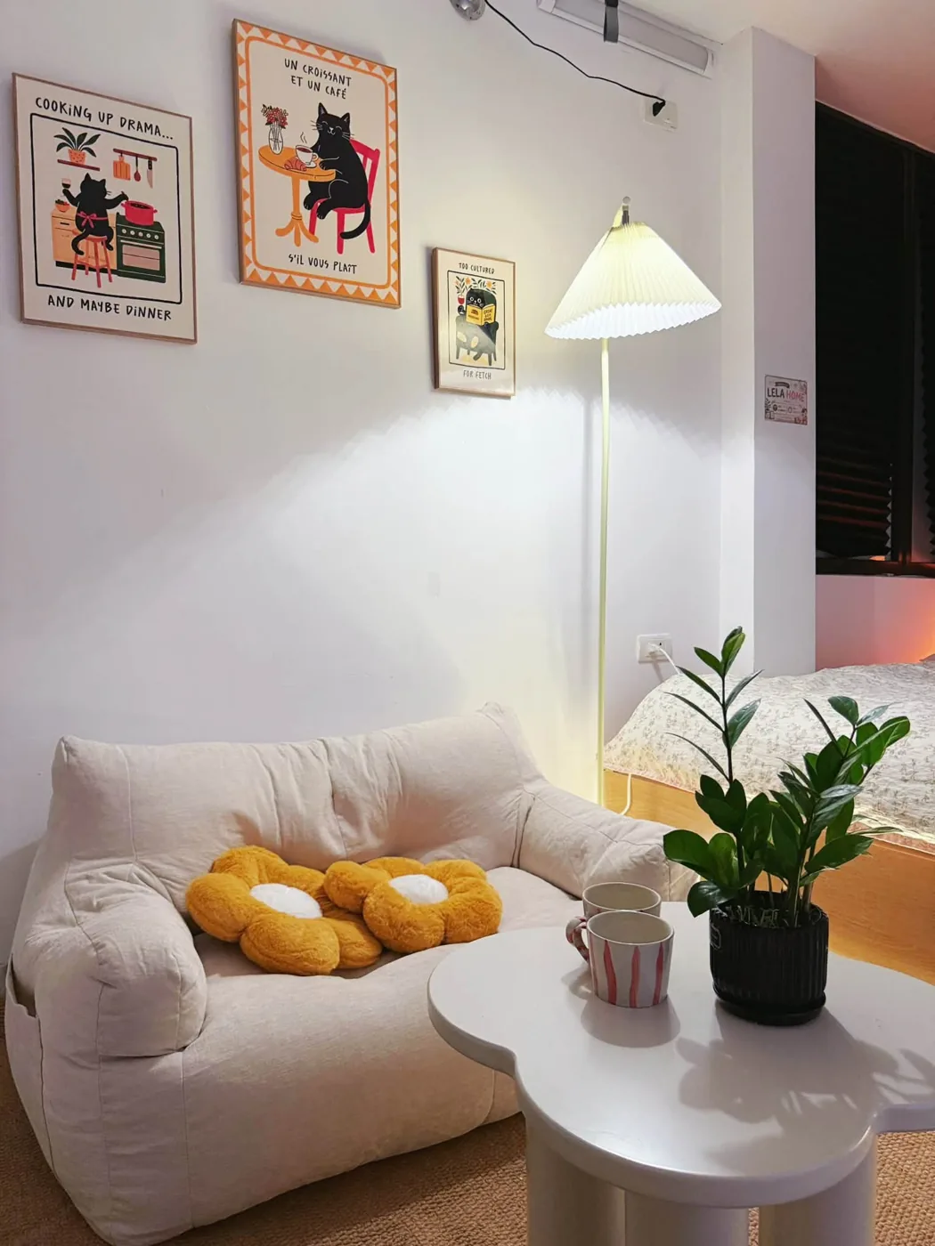 Phòng Trường Chinh 701: sofa lười, đèn cây, tranh mèo