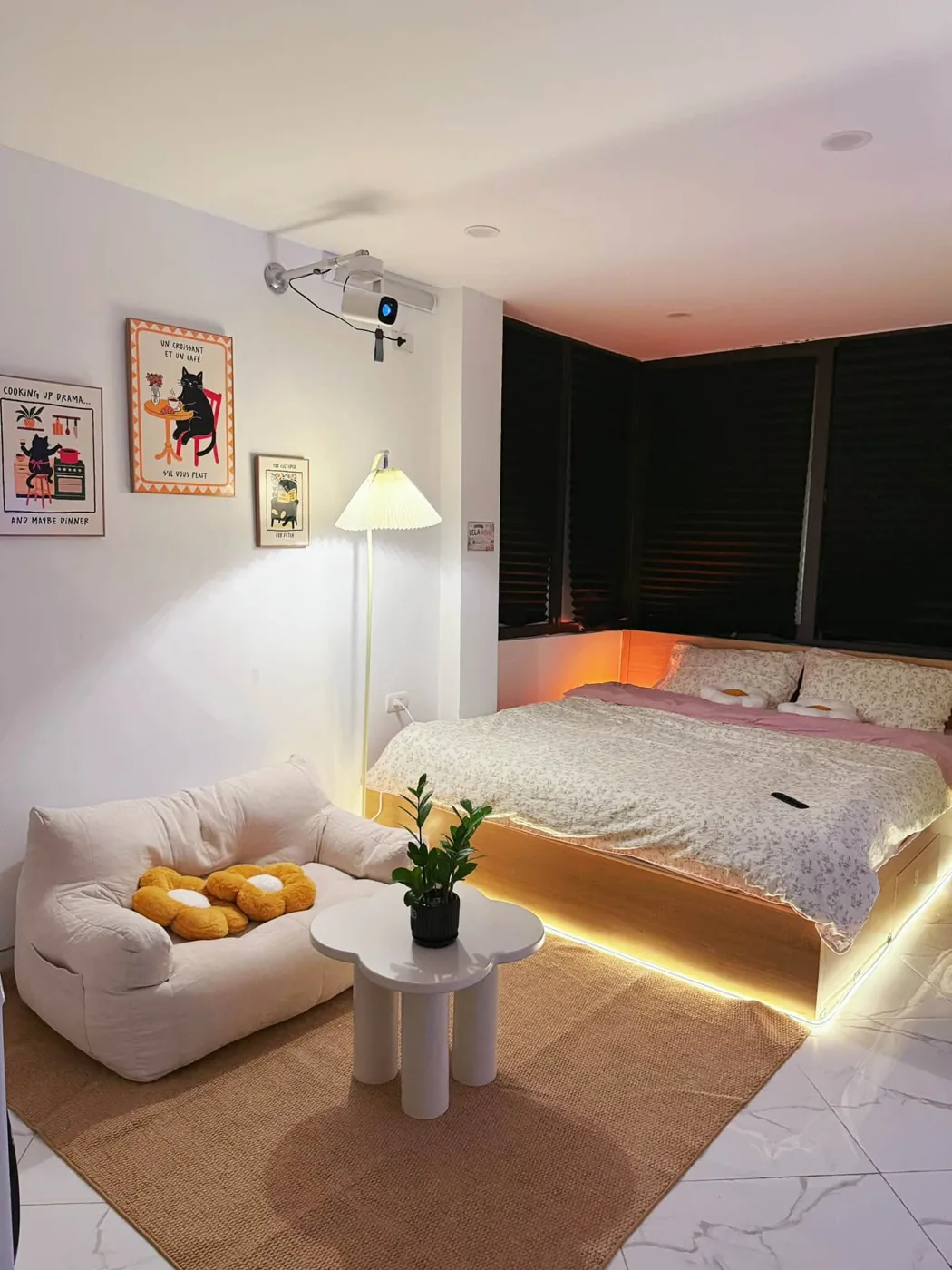 Phòng Trường Chinh 701: sofa lười và giường đèn led (trên tường là máy chiếu)