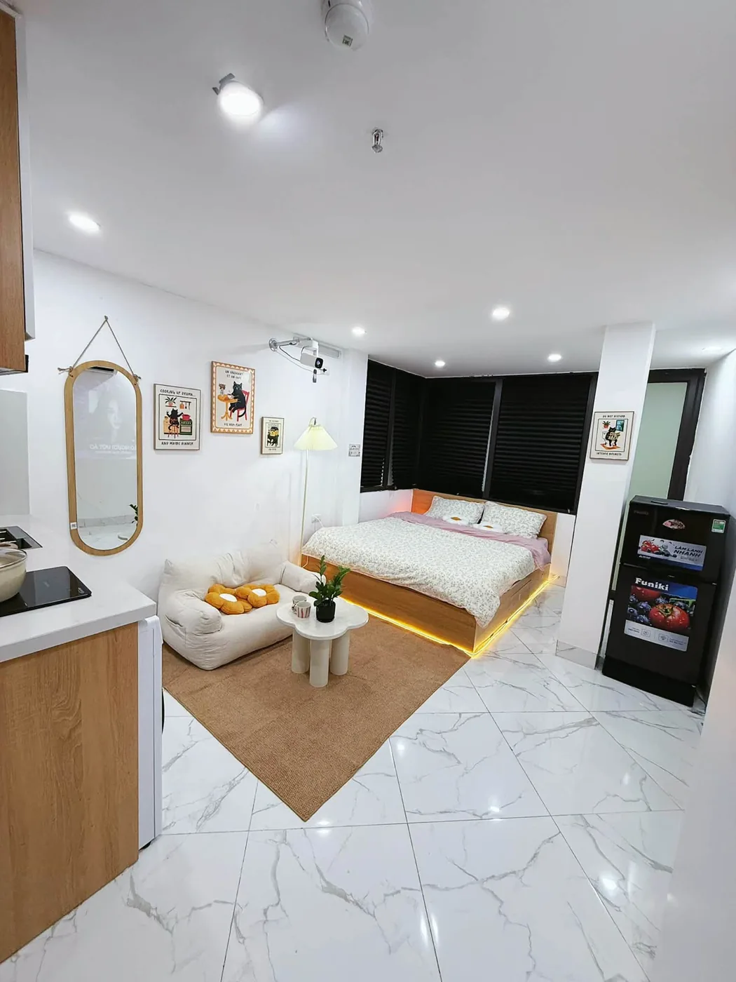 Phòng Trường Chinh 701: gương, giường, tủ lạnh