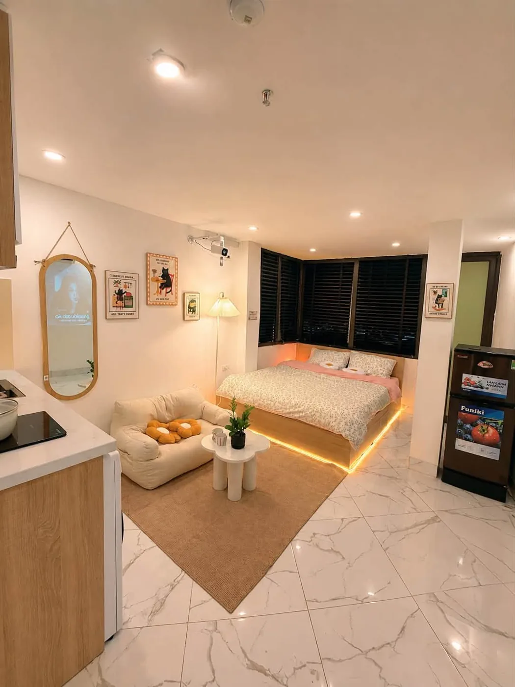 Phòng Trường Chinh 701: toàn cảnh sàn đá, giường, sofa